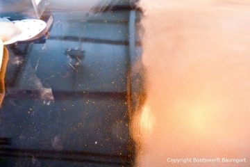 Vorbereitungen zur Bootslackierung einer Formula 40 PC Motoryacht mit Effecktlack in der Werfthalle der Bootswerft Baumgart in Dortmund