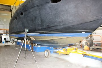Vorbereitungen zur Lackierung des Wasserpass bei der Bootslackierung einer Formula 40 PC Motoryacht mit Effecktlack in der Werfthalle der Bootswerft Baumgart in Dortmund