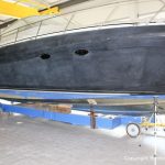 Vorbereitungen zur Lackierung des Wasserpass bei der Bootslackierung einer Formula 40 PC Motoryacht mit Effecktlack in der Werfthalle der Bootswerft Baumgart in Dortmund