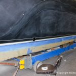 Vorbereitungen zur Lackierung des Wasserpass bei der Bootslackierung einer Formula 40 PC Motoryacht mit Effecktlack in der Werfthalle der Bootswerft Baumgart in Dortmund