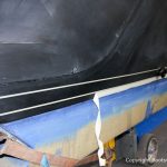 Vorbereitungen zur Lackierung des Wasserpass bei der Bootslackierung einer Formula 40 PC Motoryacht mit Effecktlack in der Werfthalle der Bootswerft Baumgart in Dortmund