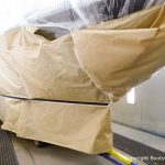 Vorbereitungen zur Lackierung des Wasserpass bei der Bootslackierung einer Formula 40 PC Motoryacht mit Effecktlack in der Lackierkabine der Bootswerft Baumgart in Dortmund