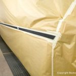 Vorbereitungen zur Lackierung des Wasserpass bei der Bootslackierung einer Formula 40 PC Motoryacht mit Effecktlack in der Lackierkabine der Bootswerft Baumgart in Dortmund