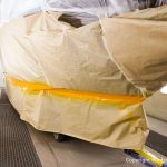 Lackierung des Wasserpass bei der Bootslackierung einer Formula 40 PC Motoryacht mit Effecktlack in der Lackierkabine der Bootswerft Baumgart in Dortmund