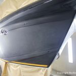 Fertig lackierter Wasserpass bei der Bootslackierung einer Formula 40 PC Motoryacht mit Effecktlack in der Lackierkabine der Bootswerft Baumgart in Dortmund