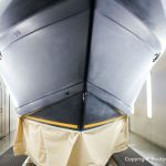 Fertig lackierter Wasserpass bei der Bootslackierung einer Formula 40 PC Motoryacht mit Effecktlack in der Lackierkabine der Bootswerft Baumgart in Dortmund