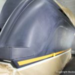 Fertig lackierter Wasserpass bei der Bootslackierung einer Formula 40 PC Motoryacht mit Effecktlack in der Lackierkabine der Bootswerft Baumgart in Dortmund