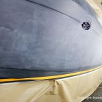Fertig lackierter Wasserpass bei der Bootslackierung einer Formula 40 PC Motoryacht mit Effecktlack in der Lackierkabine der Bootswerft Baumgart in Dortmund