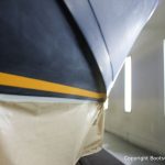 Fertig lackierter Wasserpass bei der Bootslackierung einer Formula 40 PC Motoryacht mit Effecktlack in der Lackierkabine der Bootswerft Baumgart in Dortmund