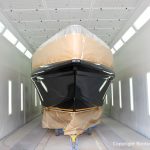 Bug einer Formula 40 PC Motoryacht bei der Effektlack Bootslackierung in der Lackierkabine Bootswerft Baumgart in Dortmund