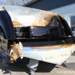 Heck einer Formula 40 PC Motoryacht mit Effektlack Bootslackierung in der Sonne auf dem Werftgelände der Bootswerft Baumgart in Dortmund