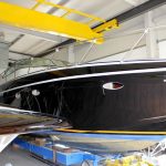 Transport einer Formula 40 PC Motoryacht auf einem Hafentrailer in die Werfthalle der Bootswerft Baumgart in Dortmund