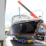 Kranen einer Formula 40 PC Motoryacht auf den Hafentrailer auf dem Werftgelände der Bootswerft Baumgart in Dortmund