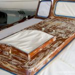 Abbeizen des alten Klarlacks auf dem Vorschiff der Rapsody 29 in der Werfthalle der Bootswerft Baumgart in Dortmund