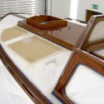 Lackierung der Holzflächen auf Deck der Rapsody 29 in der Lackierkabine der Bootswerft Baumgart in Dortmund