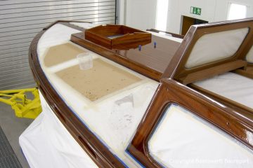 Lackierung der Holzflächen auf Deck der Rapsody 29 in der Lackierkabine der Bootswerft Baumgart in Dortmund