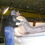 Schleifarbeiten am Holzaufbau der Rapsody 29 in der Werfthalle der Bootswerft Baumgart in Dortmund