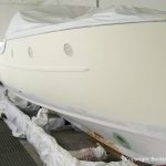 Grundierung des Rumpfes der Rapsody 29 in der Lackierkabine der Bootswerft Baumgart in Dortmund