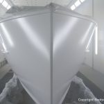 Bug bei der Lackierung des Rumpfes der Rapsody 29 in der Lackierkabine der Bootswerft Baumgart in Dortmund