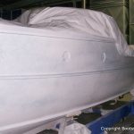 Lackiervorbereitungen am Rumpf der Rapsody 29 in der Werfthalle der Bootswerft Baumgart in Dortmund