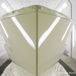 Bug bei der Lackierung des Rumpfes der Rapsody 29 in der Lackierkabine der Bootswerft Baumgart in Dortmund