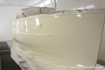 Lackierung des Rumpfes der Rapsody 29 in der Lackierkabine der Bootswerft Baumgart in Dortmund