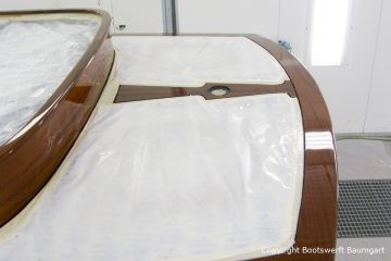 Holzlackierungen am Heck der Rapsody 29 in der Lackierkabine der Bootswerft Baumgart in Dortmund