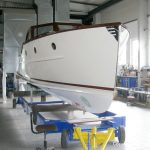 Vorarbeiten zum Unterwasseranstrich der Rapsody 29 in der Werfthalle der Bootswerft Baumgart in Dortmund