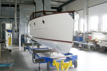 Vorarbeiten zum Unterwasseranstrich der Rapsody 29 in der Werfthalle der Bootswerft Baumgart in Dortmund