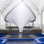 Bug der Rapsody 29 bei der Grundierung des Unterwasserschiffs in der Lackierkabine der Bootswerft Baumgart in Dortmund