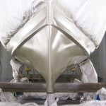 Bug der Rapsody 29 beim Unterwasseranstrich in der Lackierkabine der Bootswerft Baumgart in Dortmund
