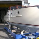 Bug und Unterwasserschiff der Rapsody 29 vor dem Unterwasseranstrich auf dem Werftgelände der Bootswerft Baumgart in Dortmund
