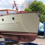 Bug und Unterwasserschiff der Rapsody 29 auf dem Werftgelände der Bootswerft Baumgart nach durchgeführter Bootslackierung in Dortmund
