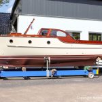 Seitenansicht der Rapsody 29 auf dem Hafentrailer auf dem Werftgelände der Bootswerft Baumgart nach durchgeführter Bootslackierung in Dortmund