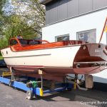 Heck der Rapsody 29 auf dem Hafentrailer auf dem Werftgelände der Bootswerft Baumgart nach durchgeführter Bootslackierung in Dortmund