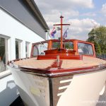 Bug der Rapsody 29 auf dem Werftgelände der Bootswerft Baumgart nach durchgeführter Bootslackierung in Dortmund