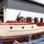 Rapsody 29 auf dem Hafentrailer auf dem Werftgelände der Bootswerft Baumgart nach durchgeführter Bootslackierung in Dortmund