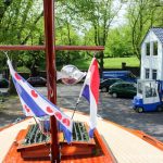 Fahnen auf Deck der Rapsody 29 auf dem Werftgelände der Bootswerft Baumgart nach durchgeführter Bootslackierung in Dortmund