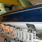 Ankunft einer Latitude 46 Tofinou 9.5 für die Neulackierung in der Bootswerft Baumgart in Dortmund