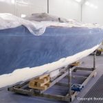 Anschließend wurde die Latitude 46 Tofinou 9.5 in der Lackierkabine zum Grundieren der Bordwände vorbereitet