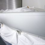 Auftrag einer 2K Epoxyd Grundierung von AWL Grip Yachtfarben in drei Applikationen auf den Rumpf der Latitude 46 Tofinou 9.5