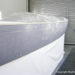 Nach dem Zwischenschliff wird eine 2K Epoxyd finishing Grundierung der Firma AWL Grip Yachtfarben in ebenfalls drei Applikationen auf die Bordwände der Latitude 46 Tofinou 9.5 aufgetragen