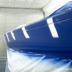 Die Bordwände der Latitude 46 Tofinou 9.5 werden nun in der Lackierhalle mit AWL Grip Yachtfarben in Royal Blue lackiert