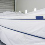 Vorarbeiten zur Neulackierung einer Latitude 46 Tofinou 9.5 in der Lackierhalle der Bootswerft Baumgart in Dortmund