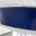 Vorarbeiten zur Neulackierung einer Latitude 46 Tofinou 9.5 in der Lackierhalle der Bootswerft Baumgart in Dortmund