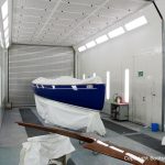Latitude 46 Tofinou 9.5 während der Neulackierung in Royal Blue von AWL Grip Yachtfarben in der Lackierhalle der Bootswerft Baumgart in Dortmund
