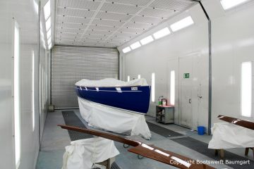 Latitude 46 Tofinou 9.5 während der Neulackierung in Royal Blue von AWL Grip Yachtfarben in der Lackierhalle der Bootswerft Baumgart in Dortmund
