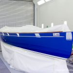 Latitude 46 Tofinou 9.5 während der Neulackierung in Royal Blue von AWL Grip Yachtfarben in der Lackierhalle der Bootswerft Baumgart in Dortmund