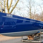 Die Latitude 46 Tofinou 9.5 nach Fertigstellung der Neulackierung in Royal Blue von AWL Grip Yachtfarben auf dem Werftgelände der Bootswerft Baumgart in Dortmund