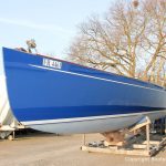 Die Latitude 46 Tofinou 9.5 nach Fertigstellung der Neulackierung in Royal Blue von AWL Grip Yachtfarben auf dem Werftgelände der Bootswerft Baumgart in Dortmund
